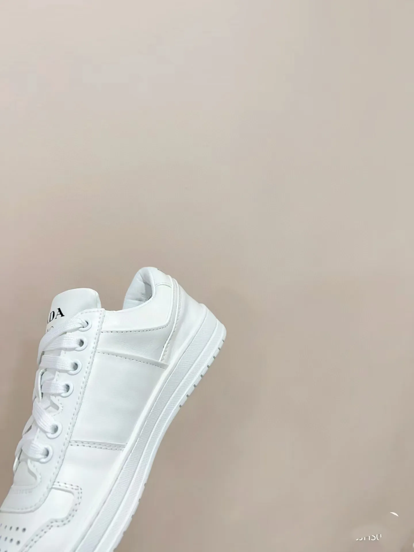 P380 Yuan 38-45 Prada Prada’s new men’s leather sports shoes, the highest version on the market, any comparison is welcome🆚! The original leather has excellent texture and is super high-end! Fetal sheep net lining imported from Italy, removable pad! Luxurious materials and fine workmanship, highly recommended!